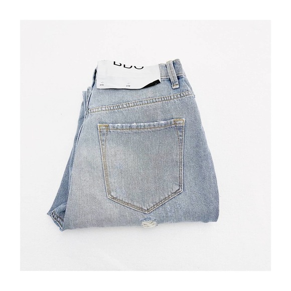 BDG Mom High Rise Light Wash Denim Jeans Distressed SZ27W NWT - Picture 1 of 8